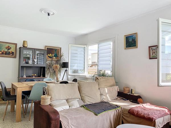 Immeuble 4 appartements fort potentiel.