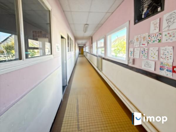 Batiment de 590m2 - terrain de 2169m2