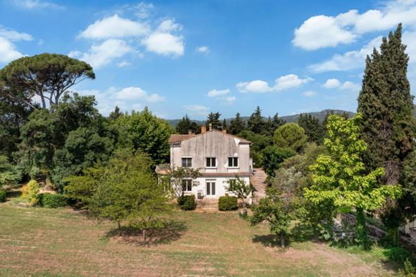 Bastide provençale de 335 m² avec annexes et piscine