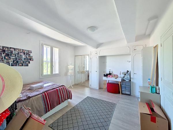 Bastide provençale de 335 m² avec annexes et piscine