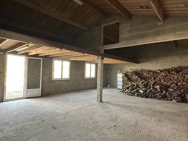 Bâtiment à réhabiliter en habitation d'environ 65 m² sur terrain de 256 m²