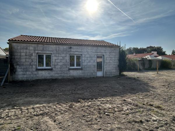 Bâtiment à réhabiliter en habitation d'environ 65 m² sur terrain de 256 m²