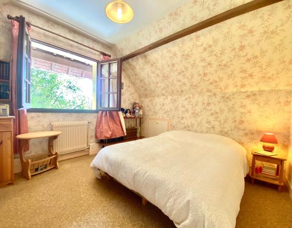 Agréable maison à rénover - Secteur recherché - 4 Chambres - Grenier aménagé - Sous sol avec garage.