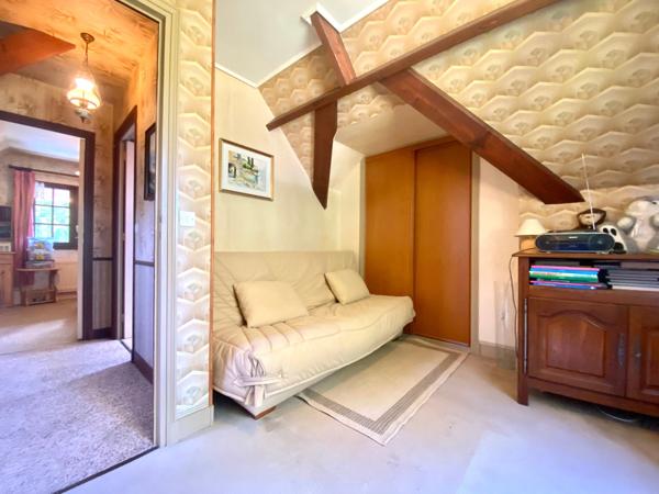 Agréable maison à rénover - Secteur recherché - 4 Chambres - Grenier aménagé - Sous sol avec garage.