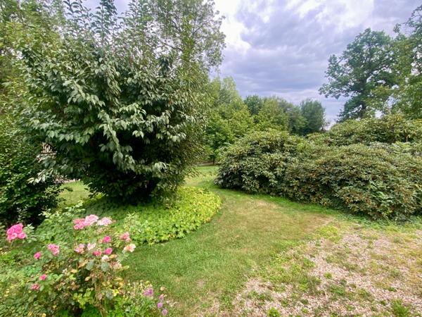 Agréable maison à rénover - Secteur recherché - 4 Chambres - Grenier aménagé - Sous sol avec garage.