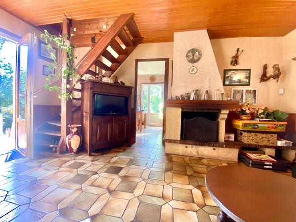 Agréable maison à rénover - Secteur recherché - 4 Chambres - Grenier aménagé - Sous sol avec garage.