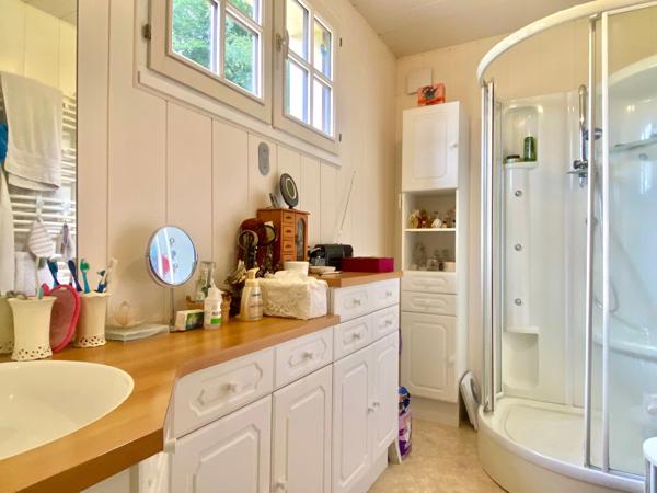 Agréable maison à rénover - Secteur recherché - 4 Chambres - Grenier aménagé - Sous sol avec garage.