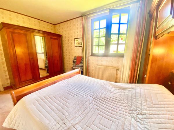 Agréable maison à rénover - Secteur recherché - 4 Chambres - Grenier aménagé - Sous sol avec garage.