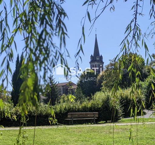 Terrain à bâtir, viabilisé, libre de constructeur.
