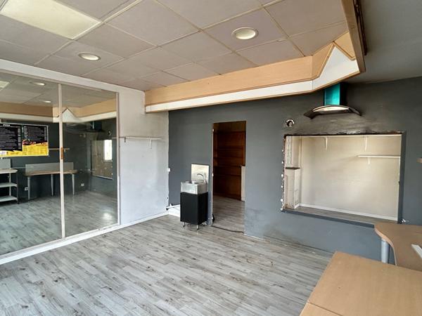 Immeuble avec local commercial et logement