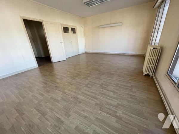 À VENDRE - IMMEUBLE DE CARACTÈRE DE PLUS DE 300 m² au coeur de SAINT-POL-SUR-TERNOISE

Un bie...