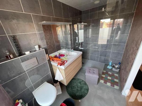 À VENDRE - IMMEUBLE DE CARACTÈRE DE PLUS DE 300 m² au coeur de SAINT-POL-SUR-TERNOISE

Un bie...