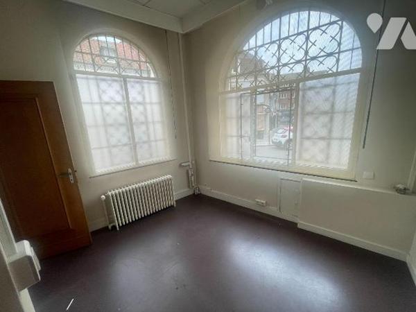 À VENDRE - IMMEUBLE DE CARACTÈRE DE PLUS DE 300 m² au coeur de SAINT-POL-SUR-TERNOISE

Un bie...