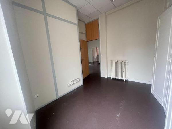 À VENDRE - IMMEUBLE DE CARACTÈRE DE PLUS DE 300 m² au coeur de SAINT-POL-SUR-TERNOISE

Un bie...