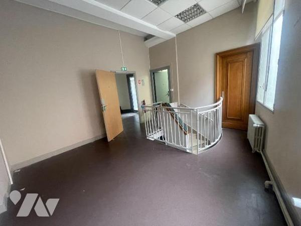 À VENDRE - IMMEUBLE DE CARACTÈRE DE PLUS DE 300 m² au coeur de SAINT-POL-SUR-TERNOISE

Un bie...