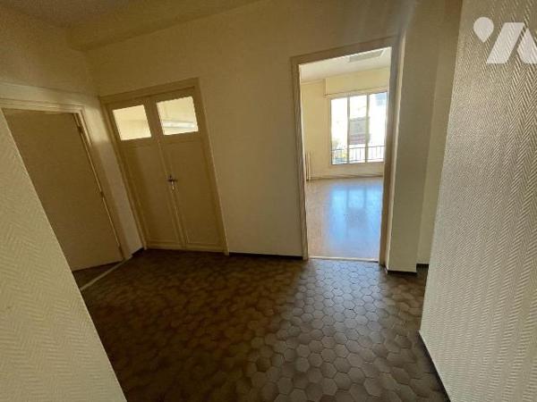 À VENDRE - IMMEUBLE DE CARACTÈRE DE PLUS DE 300 m² au coeur de SAINT-POL-SUR-TERNOISE

Un bie...