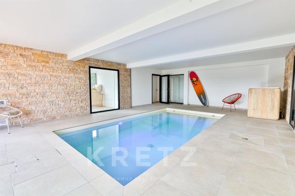 Une villa iconique dans l’esprit 70’s, entre mer et confort