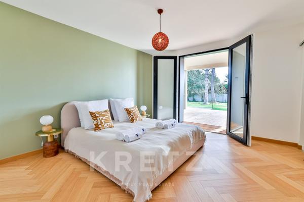 Une villa iconique dans l’esprit 70’s, entre mer et confort