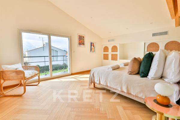 Une villa iconique dans l’esprit 70’s, entre mer et confort