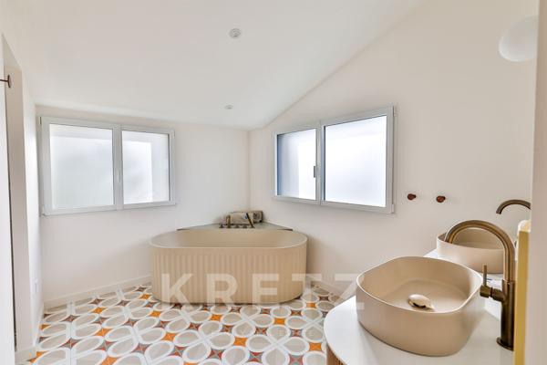 Une villa iconique dans l’esprit 70’s, entre mer et confort