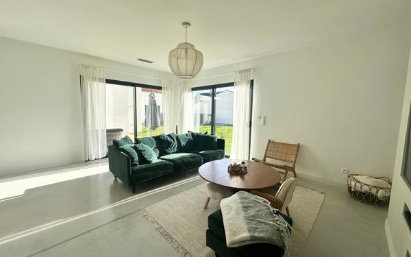 Maison à vendre    5 pièces •  Thénac