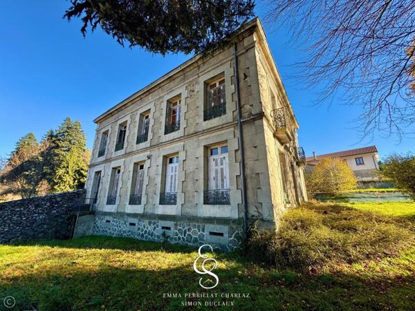 Une maison de maître à restaurer, parfaite alliance entre caractère et opportunité.