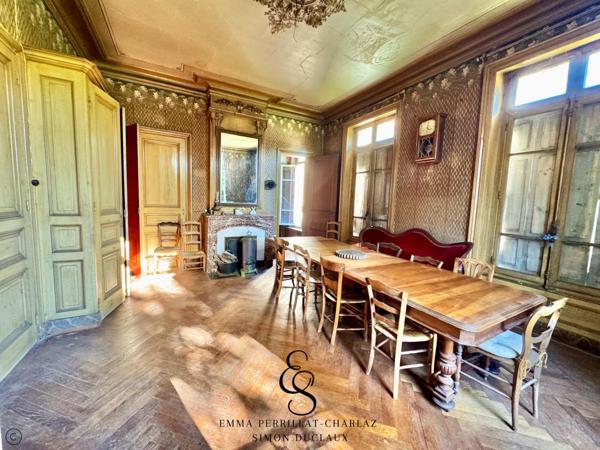 Une maison de maître à restaurer, parfaite alliance entre caractère et opportunité.