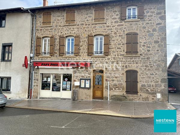 A 15 minutes de Feurs, centre Haute Rivoire bel immeuble en pierre avec local commercial en RDC d'environ 128 m2 et appartement de 150 m2 habitables sur deux étages.