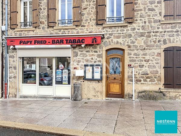 A 15 minutes de Feurs, centre Haute Rivoire bel immeuble en pierre avec local commercial en RDC d'environ 128 m2 et appartement de 150 m2 habitables sur deux étages.