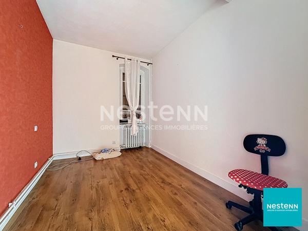 A 15 minutes de Feurs, centre Haute Rivoire bel immeuble en pierre avec local commercial en RDC d'environ 128 m2 et appartement de 150 m2 habitables sur deux étages.