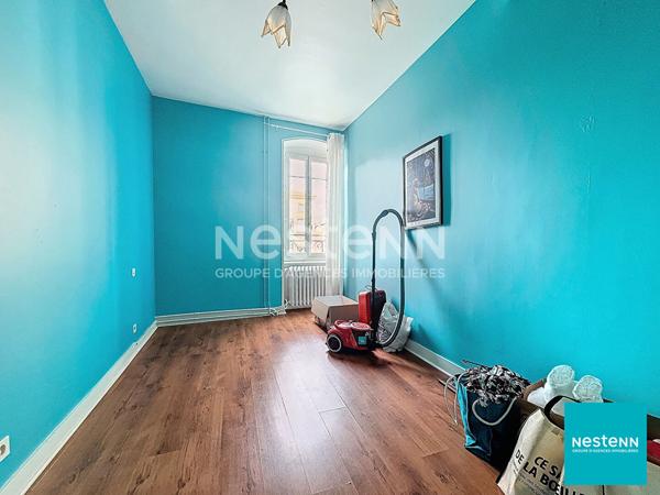 A 15 minutes de Feurs, centre Haute Rivoire bel immeuble en pierre avec local commercial en RDC d'environ 128 m2 et appartement de 150 m2 habitables sur deux étages.