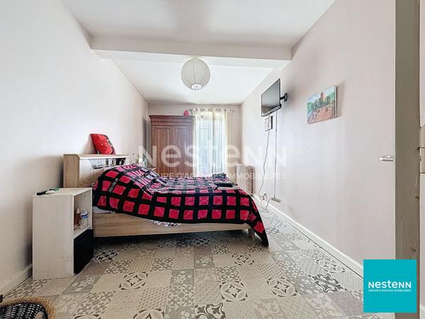 A 15 minutes de Feurs, centre Haute Rivoire bel immeuble en pierre avec local commercial en RDC d'environ 128 m2 et appartement de 150 m2 habitables sur deux étages.