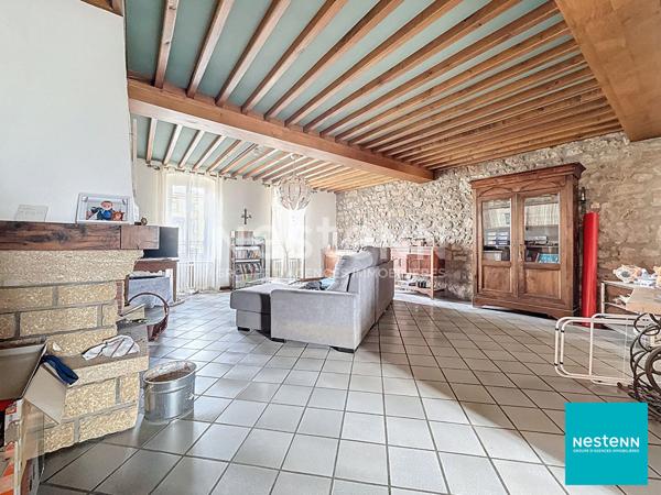 A 15 minutes de Feurs, centre Haute Rivoire bel immeuble en pierre avec local commercial en RDC d'environ 128 m2 et appartement de 150 m2 habitables sur deux étages.