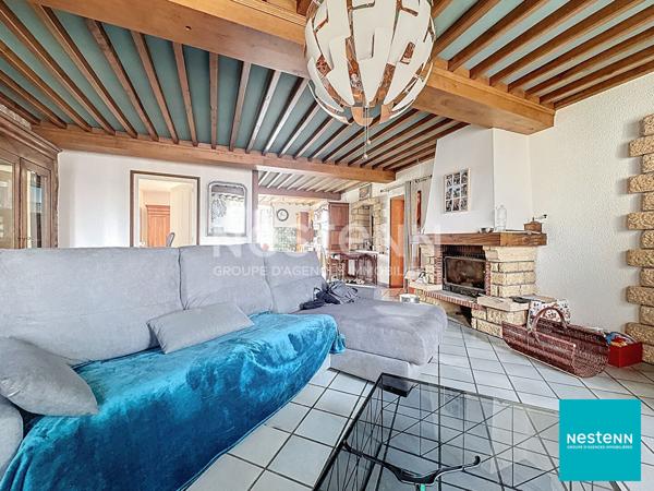 A 15 minutes de Feurs, centre Haute Rivoire bel immeuble en pierre avec local commercial en RDC d'environ 128 m2 et appartement de 150 m2 habitables sur deux étages.