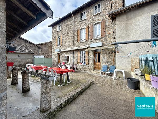 A 15 minutes de Feurs, centre Haute Rivoire bel immeuble en pierre avec local commercial en RDC d'environ 128 m2 et appartement de 150 m2 habitables sur deux étages.