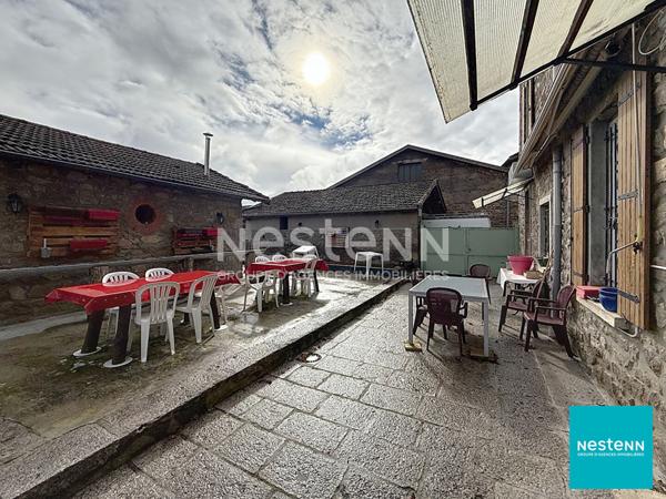 A 15 minutes de Feurs, centre Haute Rivoire bel immeuble en pierre avec local commercial en RDC d'environ 128 m2 et appartement de 150 m2 habitables sur deux étages.