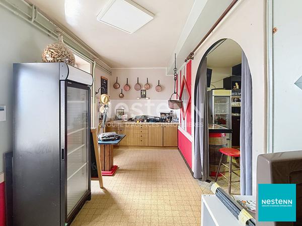 A 15 minutes de Feurs, centre Haute Rivoire bel immeuble en pierre avec local commercial en RDC d'environ 128 m2 et appartement de 150 m2 habitables sur deux étages.