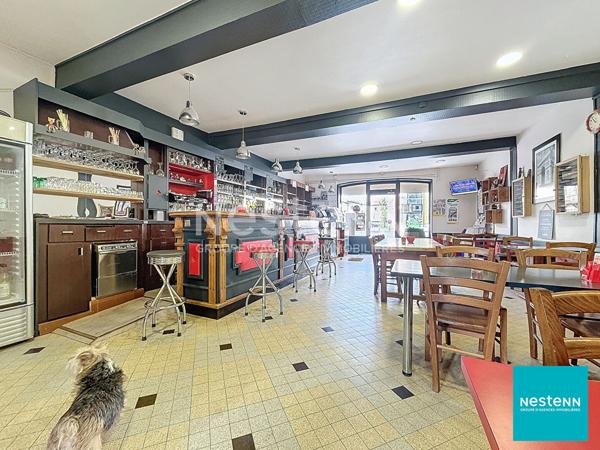 A 15 minutes de Feurs, centre Haute Rivoire bel immeuble en pierre avec local commercial en RDC d'environ 128 m2 et appartement de 150 m2 habitables sur deux étages.