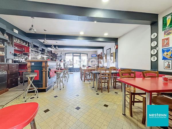 A 15 minutes de Feurs, centre Haute Rivoire bel immeuble en pierre avec local commercial en RDC d'environ 128 m2 et appartement de 150 m2 habitables sur deux étages.