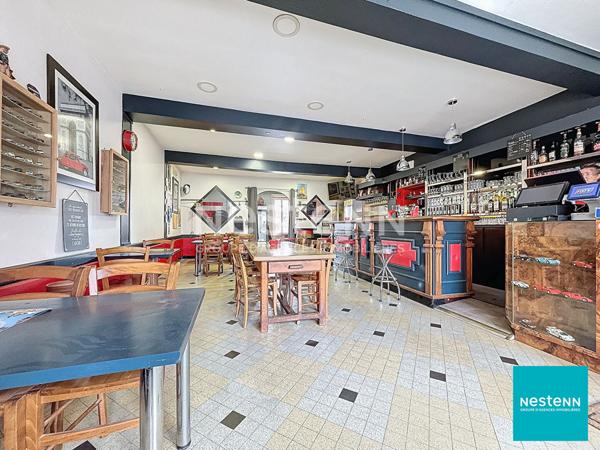 A 15 minutes de Feurs, centre Haute Rivoire bel immeuble en pierre avec local commercial en RDC d'environ 128 m2 et appartement de 150 m2 habitables sur deux étages.