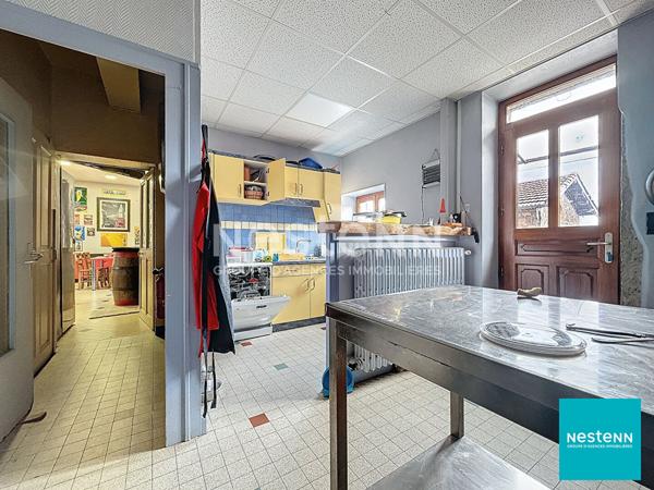 A 15 minutes de Feurs, centre Haute Rivoire bel immeuble en pierre avec local commercial en RDC d'environ 128 m2 et appartement de 150 m2 habitables sur deux étages.