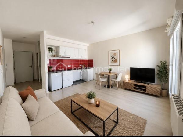 A DECOUVRIR ! SECTEUR ST ROCH Bel appartement lumineux niché au dernier étage d'une petite copropriété de 3 étages de 2025  au cœur de la ville. Avec ses 32 m² bien organisé, cet appartement de 1 pièce est idéal pour un style de vie urbain. 

L'intérieur offre un agencement optimisé, comprenant  une entrée avec placard miroir , une pièce de vie ouverte sur cuisine équipée avec baie vitrée et volet roulant motorisé, grande salle de douche , WC . Un parking privé facile d'accès complète ce bien. .

À proximité, trouvez transports, commerces et écoles pour un quotidien facilité. Charges annuelles : 750 €. En vente par WAECHTER MARYLINE.