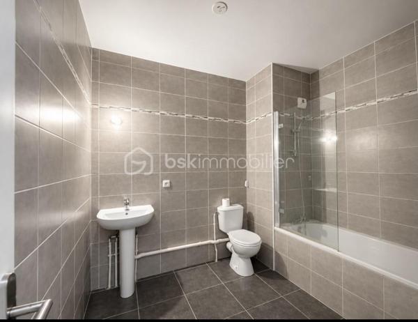 A DECOUVRIR ! SECTEUR ST ROCH Bel appartement lumineux niché au dernier étage d'une petite copropriété de 3 étages de 2025  au cœur de la ville. Avec ses 32 m² bien organisé, cet appartement de 1 pièce est idéal pour un style de vie urbain. 

L'intérieur offre un agencement optimisé, comprenant  une entrée avec placard miroir , une pièce de vie ouverte sur cuisine équipée avec baie vitrée et volet roulant motorisé, grande salle de douche , WC . Un parking privé facile d'accès complète ce bien. .

À proximité, trouvez transports, commerces et écoles pour un quotidien facilité. Charges annuelles : 750 €. En vente par WAECHTER MARYLINE.