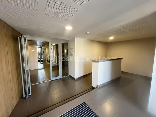 A DECOUVRIR ! SECTEUR ST ROCH Bel appartement lumineux niché au dernier étage d'une petite copropriété de 3 étages de 2025  au cœur de la ville. Avec ses 32 m² bien organisé, cet appartement de 1 pièce est idéal pour un style de vie urbain. 

L'intérieur offre un agencement optimisé, comprenant  une entrée avec placard miroir , une pièce de vie ouverte sur cuisine équipée avec baie vitrée et volet roulant motorisé, grande salle de douche , WC . Un parking privé facile d'accès complète ce bien. .

À proximité, trouvez transports, commerces et écoles pour un quotidien facilité. Charges annuelles : 750 €. En vente par WAECHTER MARYLINE.