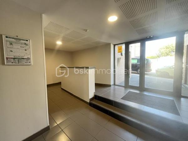 A DECOUVRIR ! SECTEUR ST ROCH Bel appartement lumineux niché au dernier étage d'une petite copropriété de 3 étages de 2025  au cœur de la ville. Avec ses 32 m² bien organisé, cet appartement de 1 pièce est idéal pour un style de vie urbain. 

L'intérieur offre un agencement optimisé, comprenant  une entrée avec placard miroir , une pièce de vie ouverte sur cuisine équipée avec baie vitrée et volet roulant motorisé, grande salle de douche , WC . Un parking privé facile d'accès complète ce bien. .

À proximité, trouvez transports, commerces et écoles pour un quotidien facilité. Charges annuelles : 750 €. En vente par WAECHTER MARYLINE.