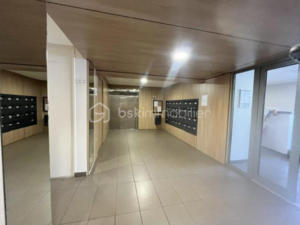 A DECOUVRIR ! SECTEUR ST ROCH Bel appartement lumineux niché au dernier étage d'une petite copropriété de 3 étages de 2025  au cœur de la ville. Avec ses 32 m² bien organisé, cet appartement de 1 pièce est idéal pour un style de vie urbain. 

L'intérieur offre un agencement optimisé, comprenant  une entrée avec placard miroir , une pièce de vie ouverte sur cuisine équipée avec baie vitrée et volet roulant motorisé, grande salle de douche , WC . Un parking privé facile d'accès complète ce bien. .

À proximité, trouvez transports, commerces et écoles pour un quotidien facilité. Charges annuelles : 750 €. En vente par WAECHTER MARYLINE.