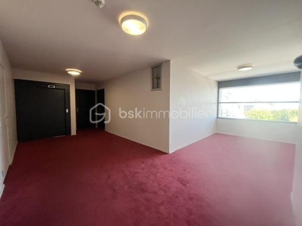 A DECOUVRIR ! SECTEUR ST ROCH Bel appartement lumineux niché au dernier étage d'une petite copropriété de 3 étages de 2025  au cœur de la ville. Avec ses 32 m² bien organisé, cet appartement de 1 pièce est idéal pour un style de vie urbain. 

L'intérieur offre un agencement optimisé, comprenant  une entrée avec placard miroir , une pièce de vie ouverte sur cuisine équipée avec baie vitrée et volet roulant motorisé, grande salle de douche , WC . Un parking privé facile d'accès complète ce bien. .

À proximité, trouvez transports, commerces et écoles pour un quotidien facilité. Charges annuelles : 750 €. En vente par WAECHTER MARYLINE.