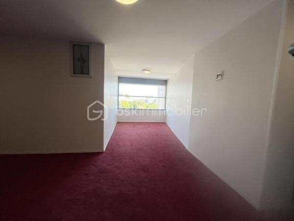 A DECOUVRIR ! SECTEUR ST ROCH Bel appartement lumineux niché au dernier étage d'une petite copropriété de 3 étages de 2025  au cœur de la ville. Avec ses 32 m² bien organisé, cet appartement de 1 pièce est idéal pour un style de vie urbain. 

L'intérieur offre un agencement optimisé, comprenant  une entrée avec placard miroir , une pièce de vie ouverte sur cuisine équipée avec baie vitrée et volet roulant motorisé, grande salle de douche , WC . Un parking privé facile d'accès complète ce bien. .

À proximité, trouvez transports, commerces et écoles pour un quotidien facilité. Charges annuelles : 750 €. En vente par WAECHTER MARYLINE.