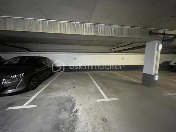 A DECOUVRIR ! SECTEUR ST ROCH Bel appartement lumineux niché au dernier étage d'une petite copropriété de 3 étages de 2025  au cœur de la ville. Avec ses 32 m² bien organisé, cet appartement de 1 pièce est idéal pour un style de vie urbain. 

L'intérieur offre un agencement optimisé, comprenant  une entrée avec placard miroir , une pièce de vie ouverte sur cuisine équipée avec baie vitrée et volet roulant motorisé, grande salle de douche , WC . Un parking privé facile d'accès complète ce bien. .

À proximité, trouvez transports, commerces et écoles pour un quotidien facilité. Charges annuelles : 750 €. En vente par WAECHTER MARYLINE.