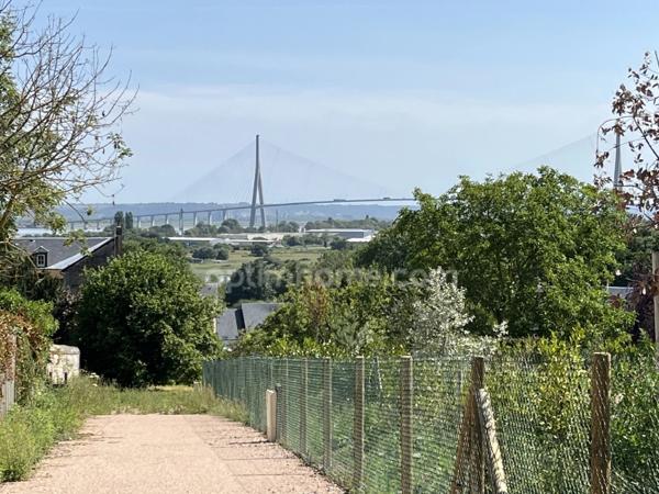 Honfleur centre - Terrain à bâtir borné et viabilisé - 950 m2 environ